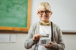 nuori opiskelija keskittyy laskimeen