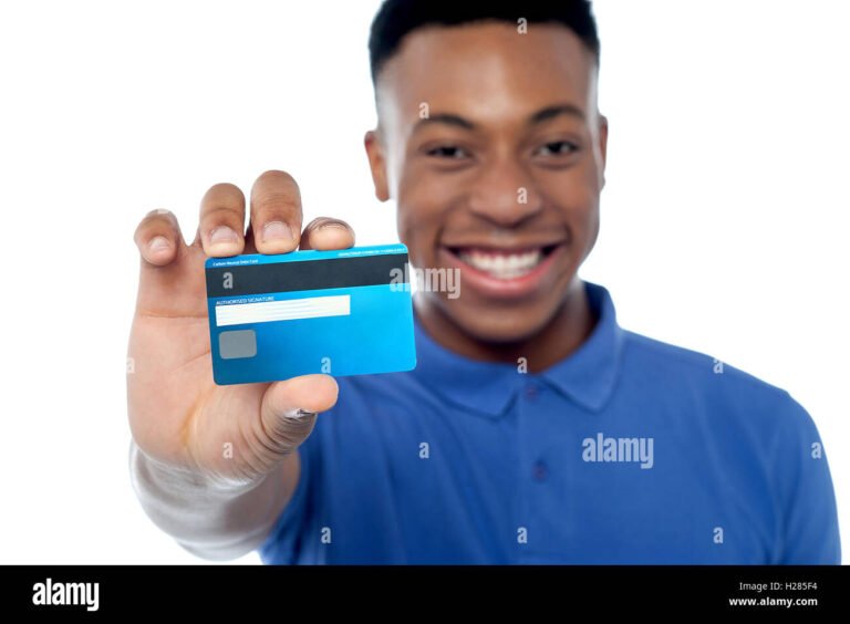 nuori saa pankkikortin kadessa