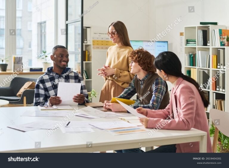 opiskelijoita innostuneina oppimassa nykyaikaisessa luokkahuoneessa