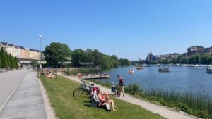 perhe kavelee tukholman satamassa auringossa