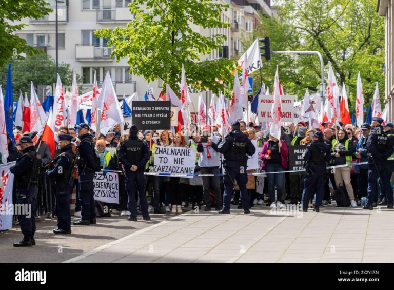 Onko posti tällä hetkellä lakossa tai lakkoilemassa 7 postin tyontekijoita mielenosoituksessa lippuja heiluen