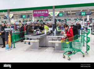 prisman ulkokuva ja varikkaat ostoskarryt