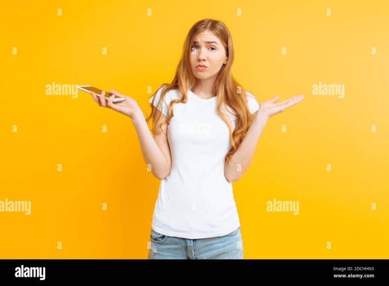 Mikä Numero Soitti Minulle Ja Onko Se Turvallista Vastata 2 puhelin kadessa epavarma ilme kasvoilla