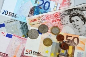 setelia ja kolikoita euroissa ja punnissa