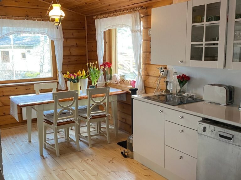 suomalainen koti ja avaimet poydalla