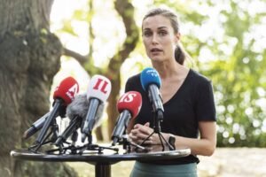 suomalainen poliitikko puhumassa lehdistolle