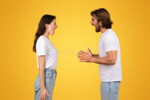 surullinen pari keskustelee kirkkain taustalla