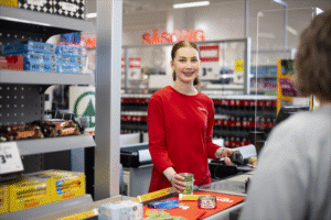 tokmanni myymalan sisatila taynna asiakkaita