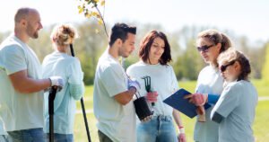 tyontekijoiden vapaaehtoistyo ryhmassa ulkona