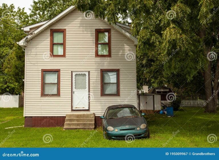 vanha auto pihalla perheen kodin edessa