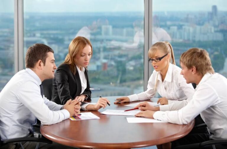 yrittaja neuvottelee viranomaisen kanssa toimistossa
