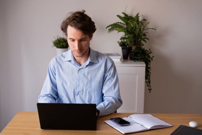 yrittaja tyoskentelee kotitoimistossaan