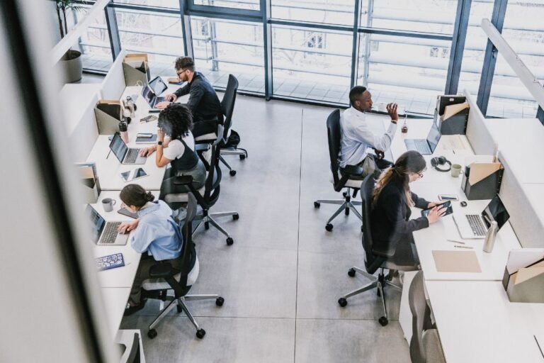 yrityksen toimisto ja tyontekijat tyossaan