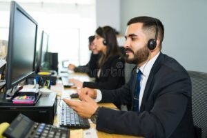 yritysasiakaspalvelija vastaanottamassa puhelua