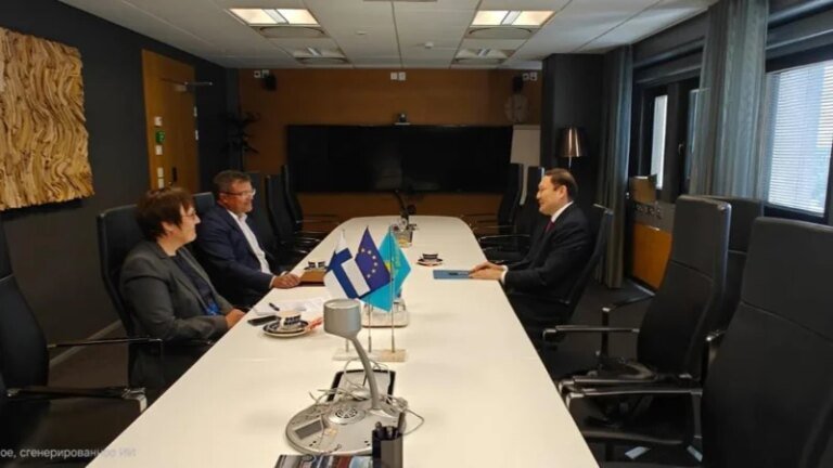 yrityskeskustelu ja yhteistyo suomalaisessa toimistossa